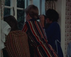 Standbild: Dick, Julian und George warten auf Quentins Signal