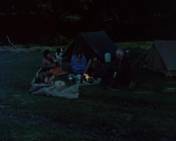 Standbild: Fünf Freunde beim Zelten