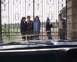 Standbild: Fünf Freunde am verschlossenen Tor