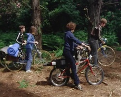 Standbild: Fünf Freunde mit dem Fahrrad unterwegs