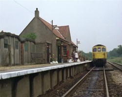 Kirrin Bahnhof mit Zug