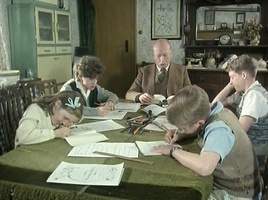 Standbild: Julian, Dick, Anne und George beim Unterricht mit Mr Roland