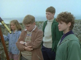 Standbild: Dick, Julian, Anne und George warten auf Quentins Signal